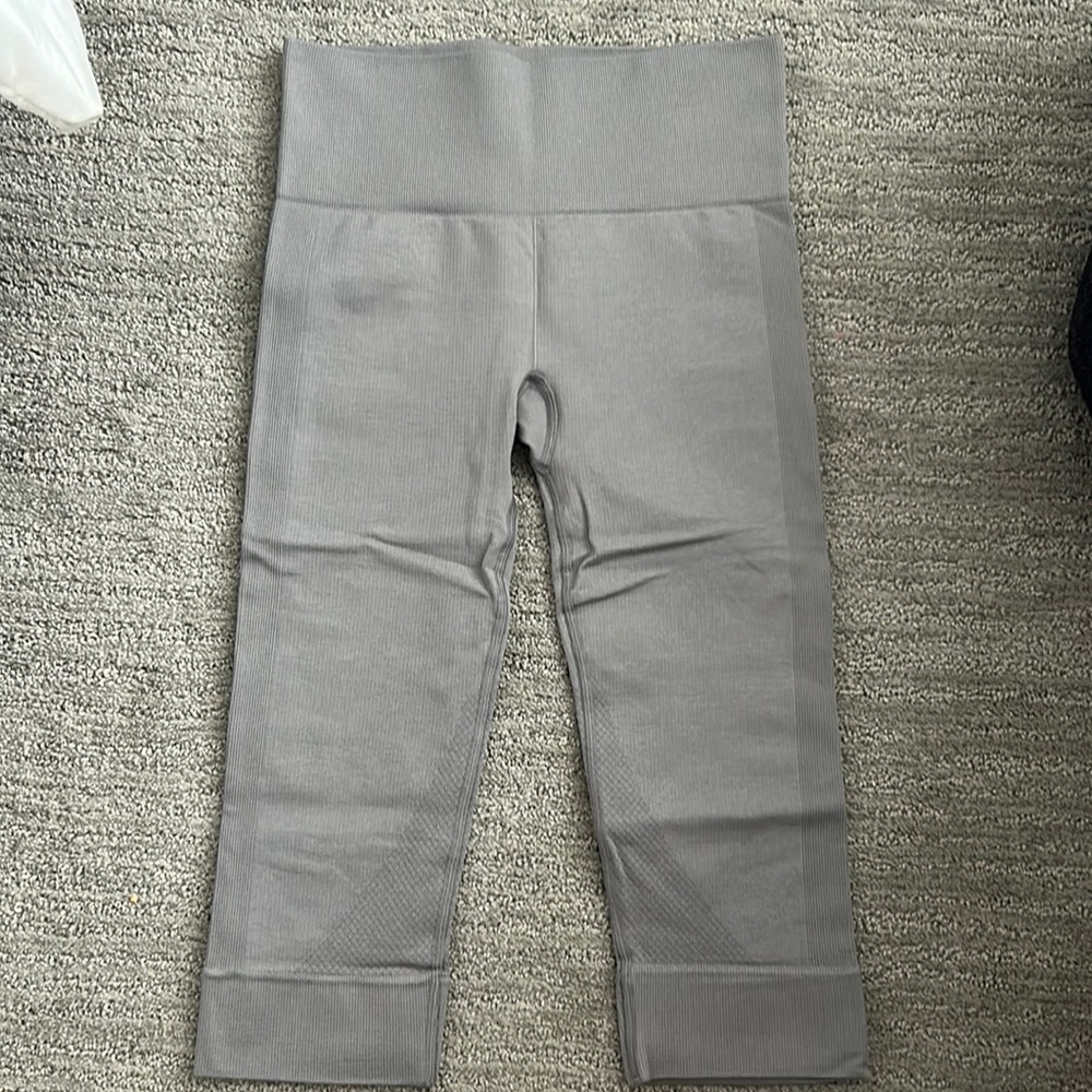 Lulu lemon gray cropped leggings
